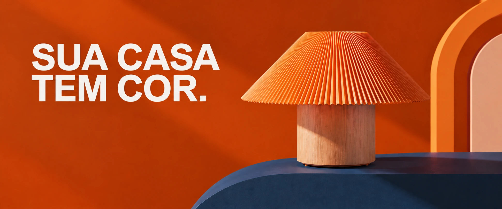 Sua casa tem cor. Luminária Chapéu Entardecer sobre uma composição laranja e azul.