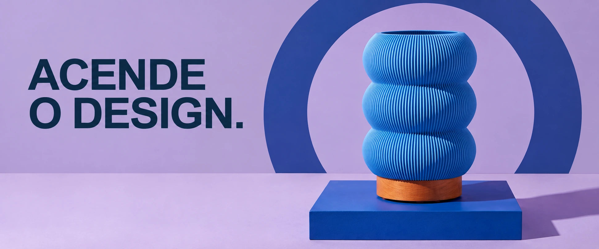 Acende o design. Luminária Ondas Alta Céu Aberto em cenário azul e lilás.