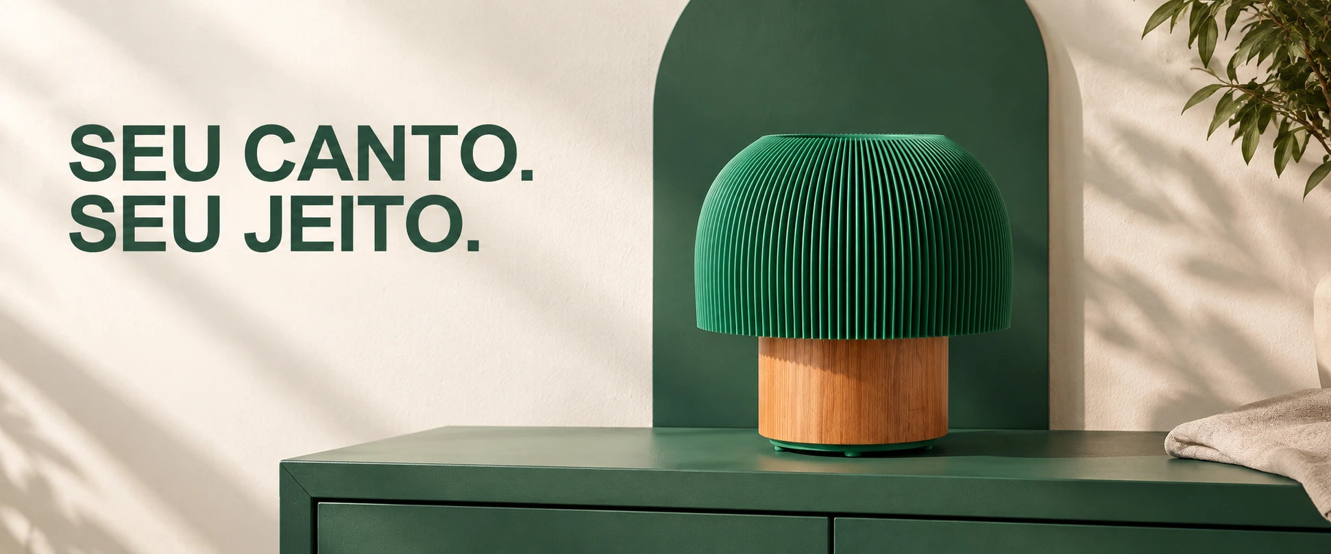 Seu canto. Seu jeito. Luminária Bosque Pequeno Mata em um ambiente verde e creme.