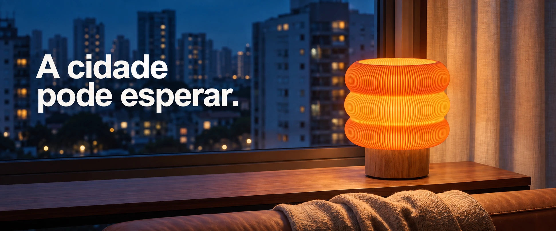 A cidade pode esperar. Luminária Ondas Larga Entardecer acesa junto à janela ao anoitecer.